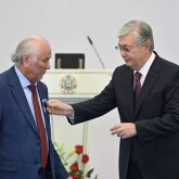 Дулат Исабековке «Қазақстанның Еңбек Ері» атағы берілді