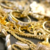 Ақтау әуежайының жүк тиеушісі 1 млн теңге болатын алтын бұйымдарды ұрлаған