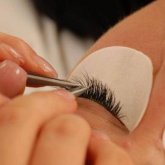 Маман жасанды кірпік жабыстырудың соңы неге әкелетінін айтты