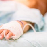 Батыс Қазақстанда дәрігерлердің салғырттығынан нәрестенің қолы кесілді