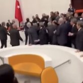 «Біреуінің басы жарылған»: Депутаттар бюджетті талқылау кезінде төбелесіп қалды (ВИДЕО)