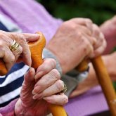 Сенат әйелдердің зейнет жасын ұзартуды тоқтататын заң қабылдады