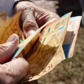 Әйелдердің зейнет жасын өмірге әкелген әр баласы үшін екі жылға азайту ұсынылды