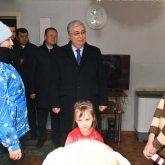 Президент жылу берілгенін тексеру үшін Рудный тұрғынының пәтеріне барды