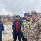 Юрий Ильин су басқан елді мекендердің жергілікті тұрғындарымен кездесті