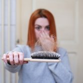 Ғалымдар жастар арасында шаш түсудің күтпеген себебін анықтады