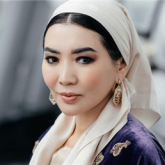 «Көшеде таныстым»: Айгүл Мүкей жұбайын қалай жолықтырғанын айтып берді