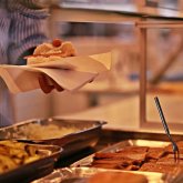 «Балалардың іші ауырады»: Павлодарда ата-аналар мектеп асханасына шағымданды