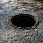 Ақтөбеде бір жасар бала ашық тұрған құдыққа құлап мерт болды