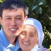 «Күннің ыстығында күтіп отыр»: анасына құшақ жая жүгірген Ердос Қанаев көпшілікті сүйсінтті (видео)