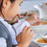 Енді бастауыш сынып оқушылары тегін тамақпен қамтылатын болды