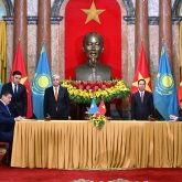 Тоқаевтың Вьетнамға ресми сапары аясында 12 құжатқа қол қойылды
