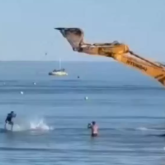 Ақтау тұрғыны Каспий теңізіне экскаватормен кірген (ВИДЕО)