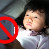 «Екі тілде сөйлеу, смартфон беру, ұрыс-керіс»: маман балалардың тілі неге кеш шығатынын айтты