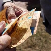 Мәжіліс депутаты ең төменгі жалақы 300 мың теңге болуы керек екенін айтты