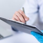 Екі жастағы бүлдіршін екпеге арналған 8 инені жұтып қойған