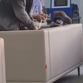 «Қазақтелеком» күзетшісі тәртіп бұзған клиентті скотчпен байлап тастаған (ВИДЕО)