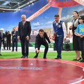 Франция президенті асық атып көрді