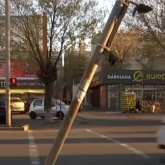 Таразда жүкті келіншектің басына бағдаршам құлаған