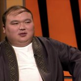 «Өте қиын»: Актер әкесіне реніші барын айтып, көзіне жас алды