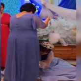 «Ол қорлыққа жатады»: Этнограф ұзатуда анасының аяғын сүйген қыздың әрекетіне қатысты пікір білдірді (ВИДЕО)