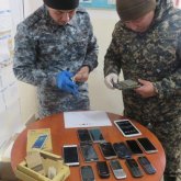 Сотталған азаматтың әйелі колонияға 10 телефон өткізбек болған