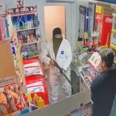 БҚО-да ер адам әйелі мен баласын қарумен қорқытқан