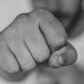 «Жүргізуші оны агрессияға итермеледі»: Жедел жәрдем жүргізушісін ұрған ер адамды туыстары қорғаштауда