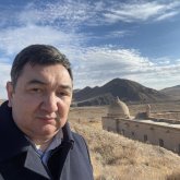 Дархан Қыдырәлі: Көне қорымның бір шетін базар басып барады