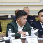 Аңдамай боқтаған  депутат халықтан кешірім сұрады (ВИДЕО)