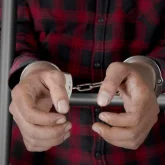 Алматы облысында 3 жастағы егіз бен 9 жастағы қызды зорлаған ер адамға үкім шықты