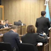 Бишімбаев соты: Куәгерлер алқаби мен заңгерлерге арқасын беріп, жүзін көрсетпей тұрған