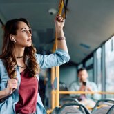 Ақтөбе тұрғыны автобусқа өзінің QR-кодын жабыстырып, жол ақысын алып отырған