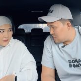 «Қыздардың қолынан ұстап, дуэт жазып жүрсіз»: Керменбаевтың әйелі жолдасына ренішін білдірді (ВИДЕО)