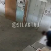 Ақтауда подъезде дәрет сындырған зейнеткер видеоға түсіп қалды