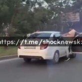 Бірнеше жігіттің жабылып көлік жүргізушісін теуіп тастаған видеосы тарады