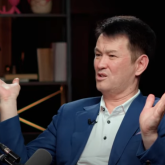 «Жылатқаным үшін өзімді кешірмеймін»: Медеу Арынбаев марқұм әйелінің соңғы сәттерін есіне алды