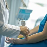 Ақтөбеде науқас дәрігерді басынан ұрып құлатқан