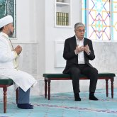 Президент Әзірет Сұлтан мешітіне барды (ВИДЕО)