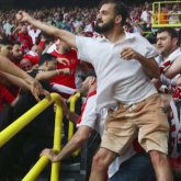 Еуропа чемпионатында жанкүйерлер төбелесіп қалды (ВИДЕО)