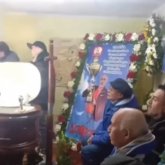 Чили жанкүйерлері марқұмды ақтық сапарға шығарып салу рәсімінде футбол көріп отырған (ВИДЕО)