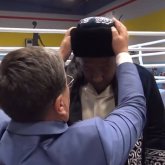 Қазақстандықтар әйгілі кубалық боксшыға шапан жапты