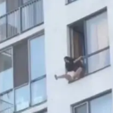 Билеген: Алматыда бойжеткен жетінші қабаттан құлап кетті (ВИДЕО)