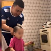 «Осындай ырым бар»: Желіде баланы ішекпен қылқындырған жігіттің видеосы тарады