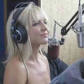 Белгілі журналист әйел мен еркектің теңдігі үшін көшеде кеудесін жалаңаштап жүрген
