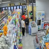 Астаналық әйелді ер адам азық-түлік дүкенінде соққыға жыққан (ВИДЕО)