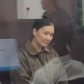 «Жастықпен былай тұншықтырдым». Екі баласын өлтірген әйелдің тергеу кезіндегі видеосы тарады