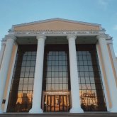 «Ортасы түсіп кетсе, адам өледі»: Шымкенттегі театр әртістері қорқып жүргенін айтты