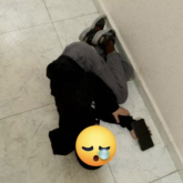 Подъезде түнейтін бала: «Қонақ» келгенде анасы үйге кіргізбейді