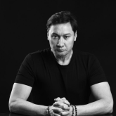 «Толық жауап болады»: Азамат Сатыбалды айлық алмаған «Қазақфильм» қызметкерлеріне қатысты